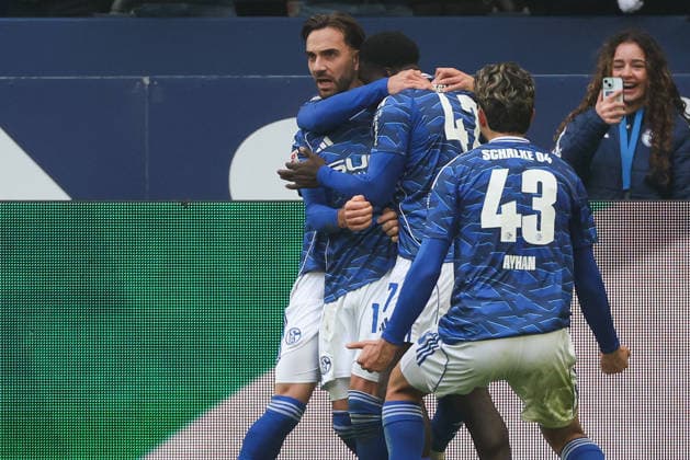 2. Bundesliga - FC Schalke 04 - 1. FC Kaiserslautern am 25.01.2026 in der Veltins-Arena auf Schalke Jubel, Torjubel, Torschuetze, Torschütze Kenan Karaman (Schalke 19) jubelt nach seinem Tor zum 2 zu 2 mit der Mannschaft