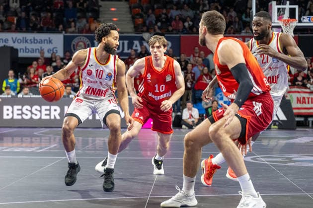 Davion Mintz 10 (Fitness First Wuerzburg Baskets) im Zweikampf mit Justin Jessup 10 (FC Bayern Basketball), FC Bayern Basketball vs. Fitness First Wuerzburg Baskets, BBL, Hauptrunde, 25.01.2026 Muenchen Bayern Deutschland