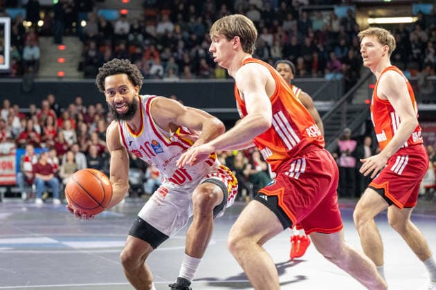 Davion Mintz 10 (Fitness First Wuerzburg Baskets) im Zweikampf mit Justin Jessup 10 (FC Bayern Basketball), FC Bayern Basketball vs. Fitness First Wuerzburg Baskets, BBL, Hauptrunde, 25.01.2026 Muenchen Bayern Deutschland