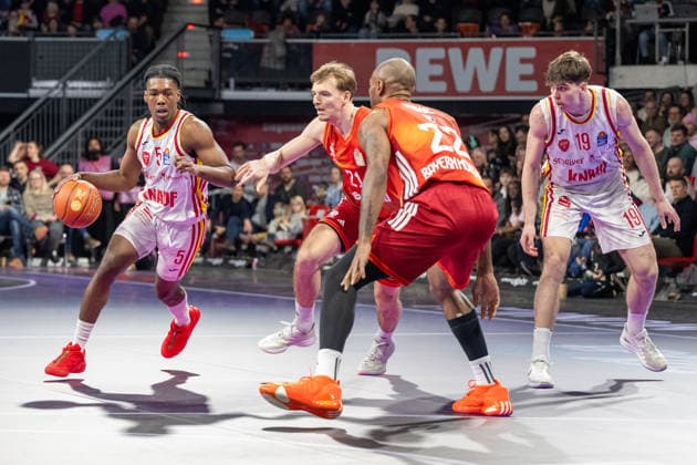 Marcus Carr 5 (Fitness First Wuerzburg Baskets) im Zweikampf mit Justus Hollatz 21 (FC Bayern Basketball), FC Bayern Basketball vs. Fitness First Wuerzburg Baskets, BBL, Hauptrunde, 25.01.2026 Muenchen Bayern Deutschland