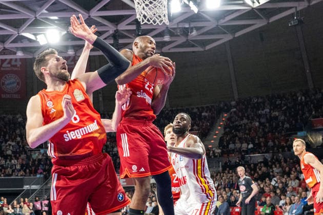 Leon Kratzer 8 (FC Bayern Basketball), Isiaha Mike 22 (FC Bayern Basketball), Eddy Edigin 27 (Fitness First Wuerzburg Baskets), FC Bayern Basketball vs. Fitness First Wuerzburg Baskets, BBL, Hauptrunde, 25.01.2026 Muenchen Bayern Deutschland