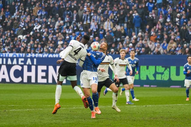 Deutschland: Fussball 2. Bundesliga, Saison 2025 26, 19. Spieltag - FC Schalke 04 vs 1. FC Kaiserslautern, 25.01.2026, Veltins Arena (Gelsenkirchen, Nordrhein-Westfalen) Ballannahme vor dem 1:2 von Edin DÅ¾eko, Edin Dzeko (FC Schalke 04, 10) Maxwell Gyamfi (1. FC Kaiserslautern, 4)