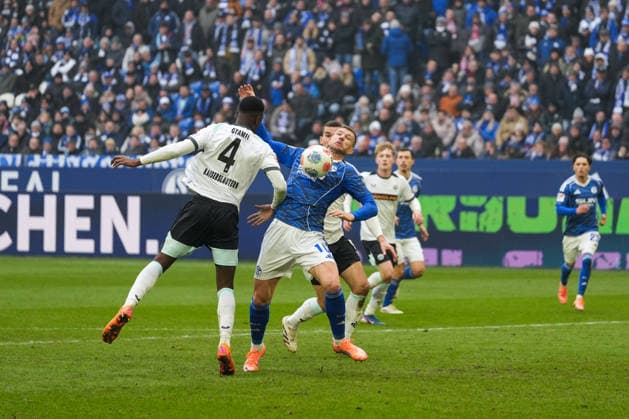 Deutschland: Fussball 2. Bundesliga, Saison 2025 26, 19. Spieltag - FC Schalke 04 vs 1. FC Kaiserslautern, 25.01.2026, Veltins Arena (Gelsenkirchen, Nordrhein-Westfalen) Ballannahme vor dem 1:2 von Edin DÅ¾eko, Edin Dzeko (FC Schalke 04, 10) Maxwell Gyamfi (1. FC Kaiserslautern, 4)