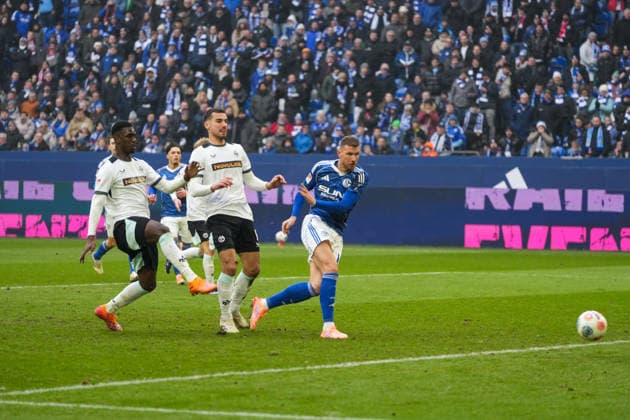 Deutschland: Fussball 2. Bundesliga, Saison 2025 26, 19. Spieltag - FC Schalke 04 vs 1. FC Kaiserslautern, 25.01.2026, Veltins Arena (Gelsenkirchen, Nordrhein-Westfalen) Tor zum 1:2 von Edin DÅ¾eko, Edin Dzeko (FC Schalke 04, 10)