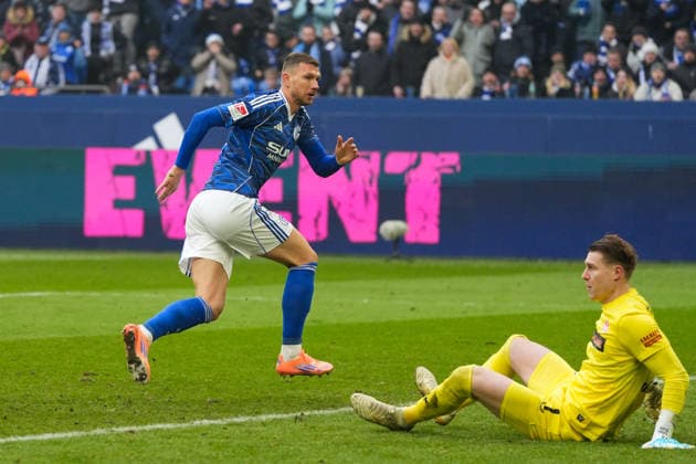 Deutschland: Fussball 2. Bundesliga, Saison 2025 26, 19. Spieltag - FC Schalke 04 vs 1. FC Kaiserslautern, 25.01.2026, Veltins Arena (Gelsenkirchen, Nordrhein-Westfalen) Tor zum 1:2 von Edin DÅ¾eko, Edin Dzeko (FC Schalke 04, 10)