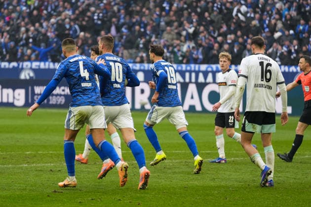Deutschland: Fussball 2. Bundesliga, Saison 2025 26, 19. Spieltag - FC Schalke 04 vs 1. FC Kaiserslautern, 25.01.2026, Veltins Arena (Gelsenkirchen, Nordrhein-Westfalen) Jubel Torjubel Tor 1:2 durch Edin DÅ¾eko, Edin Dzeko (FC Schalke 04, 10)