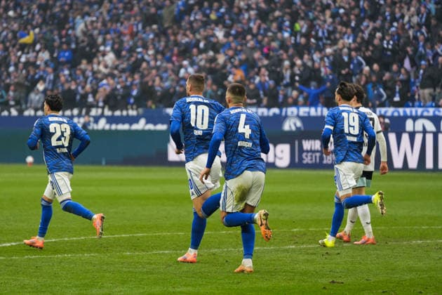 Deutschland: Fussball 2. Bundesliga, Saison 2025 26, 19. Spieltag - FC Schalke 04 vs 1. FC Kaiserslautern, 25.01.2026, Veltins Arena (Gelsenkirchen, Nordrhein-Westfalen) Jubel Torjubel Tor 1:2 durch Edin DÅ¾eko, Edin Dzeko (FC Schalke 04, 10)