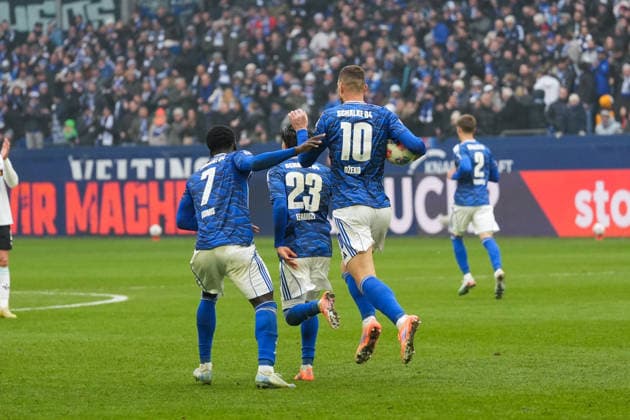 Deutschland: Fussball 2. Bundesliga, Saison 2025 26, 19. Spieltag - FC Schalke 04 vs 1. FC Kaiserslautern, 25.01.2026, Veltins Arena (Gelsenkirchen, Nordrhein-Westfalen) Jubel Torjubel Tor 1:2 durch Edin DÅ¾eko, Edin Dzeko (FC Schalke 04, 10)