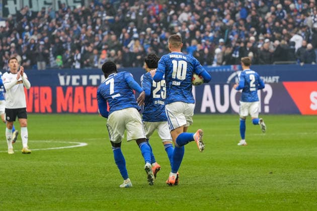 Deutschland: Fussball 2. Bundesliga, Saison 2025 26, 19. Spieltag - FC Schalke 04 vs 1. FC Kaiserslautern, 25.01.2026, Veltins Arena (Gelsenkirchen, Nordrhein-Westfalen) Jubel Torjubel Tor 1:2 durch Edin DÅ¾eko, Edin Dzeko (FC Schalke 04, 10)