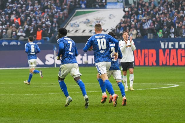 Deutschland: Fussball 2. Bundesliga, Saison 2025 26, 19. Spieltag - FC Schalke 04 vs 1. FC Kaiserslautern, 25.01.2026, Veltins Arena (Gelsenkirchen, Nordrhein-Westfalen) Jubel Torjubel Tor 1:2 durch Edin DÅ¾eko, Edin Dzeko (FC Schalke 04, 10)