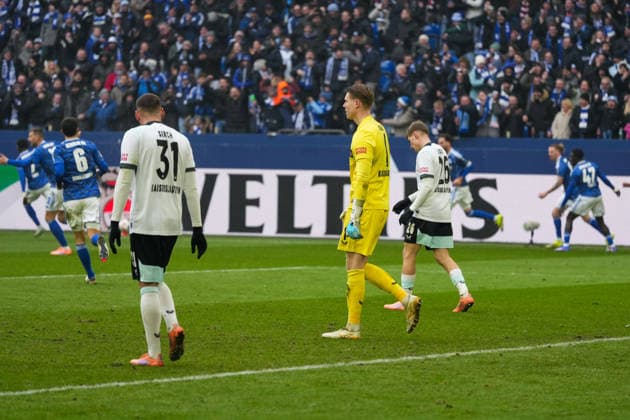 Deutschland: Fussball 2. Bundesliga, Saison 2025 26, 19. Spieltag - FC Schalke 04 vs 1. FC Kaiserslautern, 25.01.2026, Veltins Arena (Gelsenkirchen, Nordrhein-Westfalen) Frust nach dem Gegentor zum 2:2 Julian Krahl (1. FC Kaiserslautern, 1) Luca Sirch (1. FC Kaiserslautern, 31)