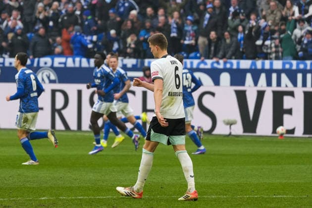 Deutschland: Fussball 2. Bundesliga, Saison 2025 26, 19. Spieltag - FC Schalke 04 vs 1. FC Kaiserslautern, 25.01.2026, Veltins Arena (Gelsenkirchen, Nordrhein-Westfalen) Frust nach dem Gegentor zum 2:2 Fabian Kunze (1. FC Kaiserslautern, 6)