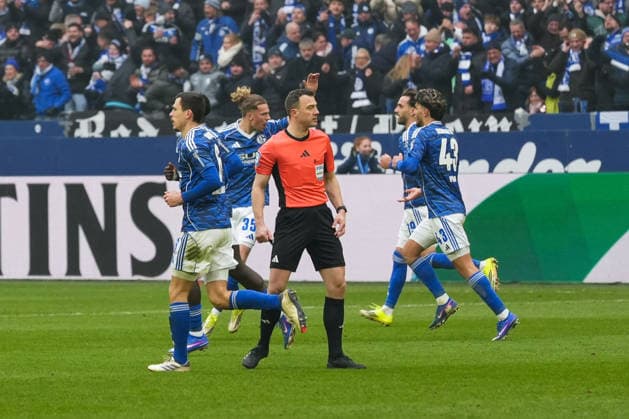 Deutschland: Fussball 2. Bundesliga, Saison 2025 26, 19. Spieltag - FC Schalke 04 vs 1. FC Kaiserslautern, 25.01.2026, Veltins Arena (Gelsenkirchen, Nordrhein-Westfalen) Jubel zum 2:2 Ausgleichstreffer von Kenan Karaman (FC Schalke 04, 19)