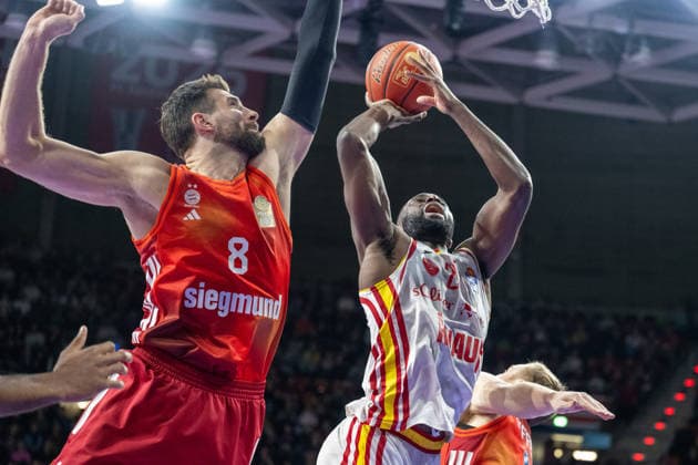 Leon Kratzer 8 (FC Bayern Basketball), Jonathan Stove 22 (Fitness First Wuerzburg Baskets), FC Bayern Basketball vs. Fitness First Wuerzburg Baskets, BBL, Hauptrunde, 25.01.2026 Muenchen Bayern Deutschland