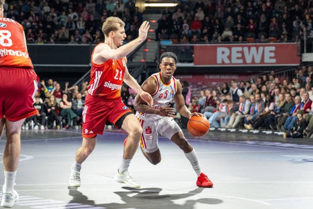 Justus Hollatz 21 (FC Bayern Basketball) im Zweikampf mit Marcus Carr 5 (Fitness First Wuerzburg Baskets), FC Bayern Basketball vs. Fitness First Wuerzburg Baskets, BBL, Hauptrunde, 25.01.2026 Muenchen Bayern Deutschland