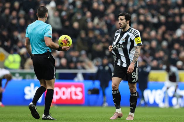 Newcastle Upon Tyne, England, 25th January 2026. Sandro Tonali of Newcastle United appeals to referee Jarred Gillett during the Newcastle United vs Aston Villa Premier League match at St. James Park, Newcastle Upon Tyne. Picture credit should read: Nigel Roddis Sportimage EDITORIAL USE ONLY. No use with unauthorised audio, video, data, fixture lists, club league logos or live services. Online in-match use limited to 120 images, no video emulation. No use in betting, games or single club league player publications. SPI_027_NR_NEW_vs_AVL SPI-4479-0027