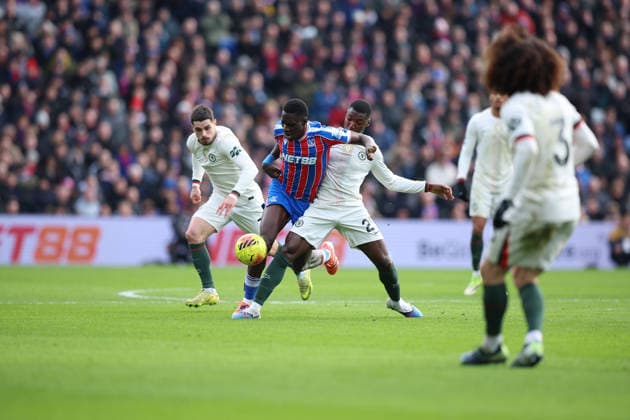 Crystal Palace v Chelsea, Premier League Chelsea Midfielder MoisÃ s Caicedo (25) tackles Crystal Palace Midfielder IsmaÃ¯la Sarr (7) during the Premier League match between Crystal Palace and Chelsea at Selhurst Park, London, UK on 25 January 2026. London Selhurst Park Greater London UK Editorial use only DataCo restrictions apply See www.football-dataco.com , Copyright: xChrisxFoxwellx PSI-23638-0025