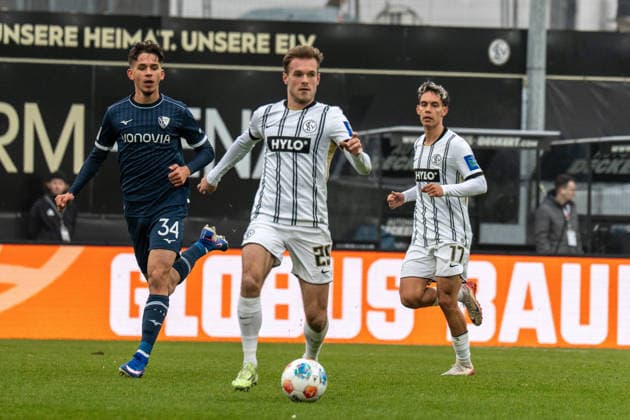 25.01.2026, xdaymx, Fussball 2.Bundesliga, SV Elversberg - VfL Bochum vl. Cajetan Lenz (Bochum) , Tom Zimmerschied und Frederik Schmahl (Elversberg) (DFL DFB REGULATIONS PROHIBIT ANY USE OF PHOTOGRAPHS as IMAGE SEQUENCES and or QUASI-VIDEO) Elversberg