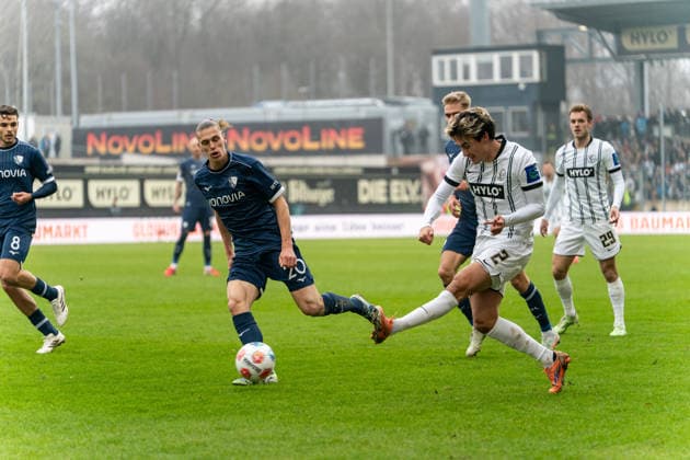 25.01.2026, xdaymx, Fussball 2.Bundesliga, SV Elversberg - VfL Bochum Nicholas Mickelson setzt sich gegen viele Bochumer durch (DFL DFB REGULATIONS PROHIBIT ANY USE OF PHOTOGRAPHS as IMAGE SEQUENCES and or QUASI-VIDEO) Elversberg