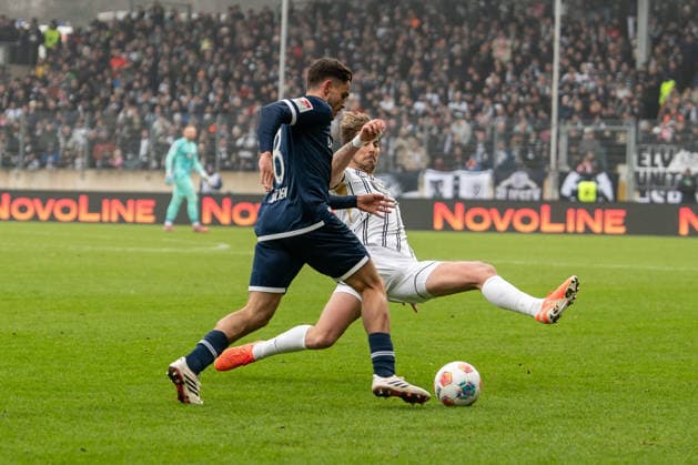 25.01.2026, xdaymx, Fussball 2.Bundesliga, SV Elversberg - VfL Bochum Maximilian Rohr (Elversberg) hart im Zweikampf mit Wätjen, Kjell-Arik (bochum) (DFL DFB REGULATIONS PROHIBIT ANY USE OF PHOTOGRAPHS as IMAGE SEQUENCES and or QUASI-VIDEO) Elversberg