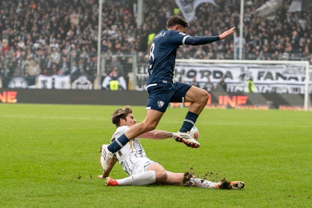25.01.2026, xdaymx, Fussball 2.Bundesliga, SV Elversberg - VfL Bochum Maximilian Rohr (Elversberg) hart im Zweikampf mit Wätjen, Kjell-Arik (bochum) (DFL DFB REGULATIONS PROHIBIT ANY USE OF PHOTOGRAPHS as IMAGE SEQUENCES and or QUASI-VIDEO) Elversberg