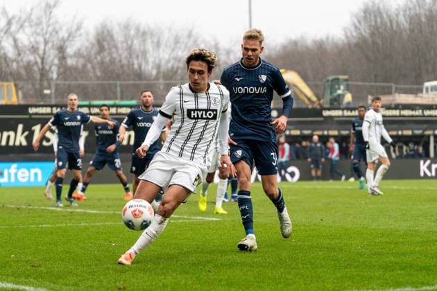 25.01.2026, xdaymx, Fussball 2.Bundesliga, SV Elversberg - VfL Bochum Nicholas Mickelson (Elversberg) im Zweikampf mit Leandro-Noel Morgalla (Bochum) (DFL DFB REGULATIONS PROHIBIT ANY USE OF PHOTOGRAPHS as IMAGE SEQUENCES and or QUASI-VIDEO) Elversberg