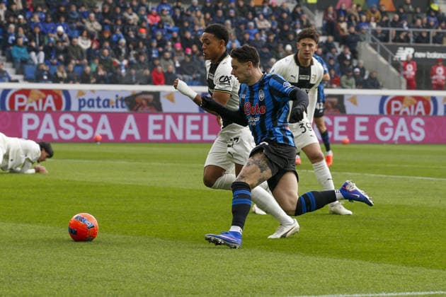 Nicola Zalewski of Atalanta BC competes for the ball with Sascha Britschgi of Parma AC during Atalanta BC vs Parma Calcio, 22Â° Serie A Enilive 2025-26 game at New Balance arena in Bergamo (BG), Italy, on January 25, 2026.  Copyright: xDavidexCasentini IPAxSportx xipa-agency.netx xx IPA_70546203 IPA_Agency_IPA70546203