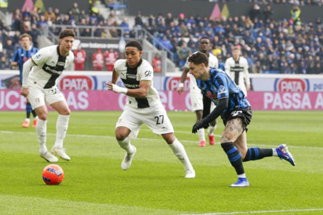 Nicola Zalewski of Atalanta BC competes for the ball with Sascha Britschgi of Parma AC during Atalanta BC vs Parma Calcio, 22Â° Serie A Enilive 2025-26 game at New Balance arena in Bergamo (BG), Italy, on January 25, 2026.  Copyright: xDavidexCasentini IPAxSportx xipa-agency.netx xx IPA_70546205 IPA_Agency_IPA70546205