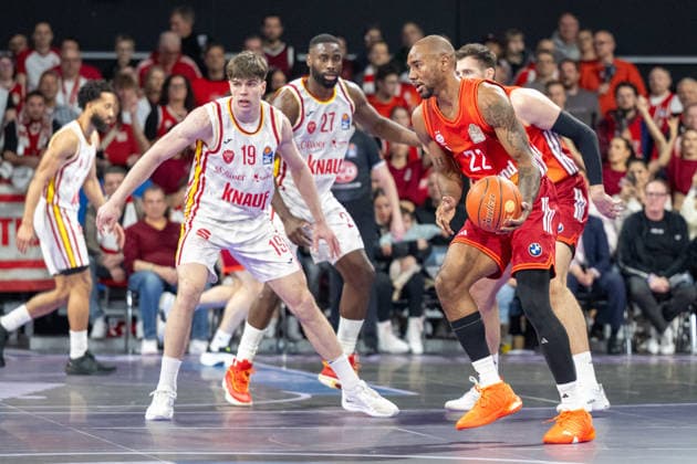 Christian Skladanowski 19 (Fitness First Wuerzburg Baskets), Isiaha Mike 22 (FC Bayern Basketball), FC Bayern Basketball vs. Fitness First Wuerzburg Baskets, BBL, Hauptrunde, 25.01.2026 Muenchen Bayern Deutschland
