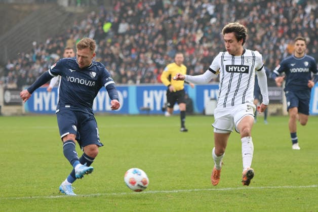 25.01.2026, Fussball, Herren, 2. Bundesliga, Saison 2025 2026, SV 07 Elversberg - VfL Bochum 1848, Nicholas Mickelson (SV 07 Elversberg), Felix Passlack (VfL Bochum 1848) Elversberg Ursapharm-Arena an der Kaiserlinde Saarland Deutschland (DEU)