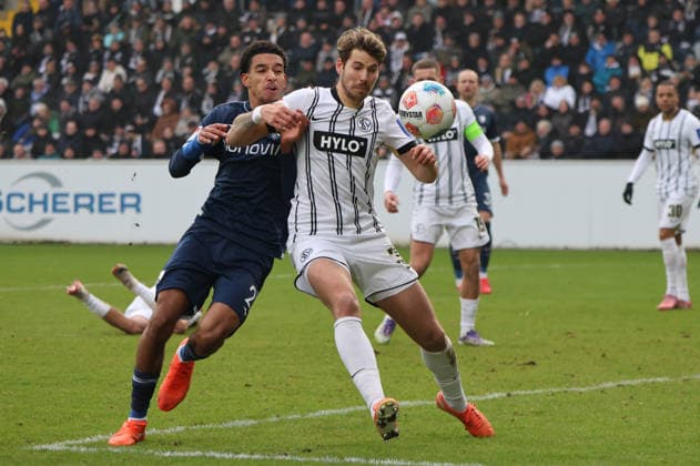 25.01.2026, Fussball, Herren, 2. Bundesliga, Saison 2025 2026, SV 07 Elversberg - VfL Bochum 1848, Maximilian Rohr (SV 07 Elversberg), Francis Onyeka (VfL Bochum 1848) Elversberg Ursapharm-Arena an der Kaiserlinde Saarland Deutschland (DEU)