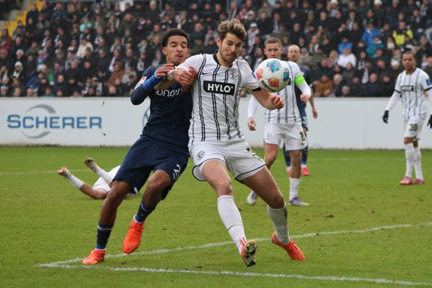 25.01.2026, Fussball, Herren, 2. Bundesliga, Saison 2025 2026, SV 07 Elversberg - VfL Bochum 1848, Maximilian Rohr (SV 07 Elversberg), Francis Onyeka (VfL Bochum 1848) Elversberg Ursapharm-Arena an der Kaiserlinde Saarland Deutschland (DEU)