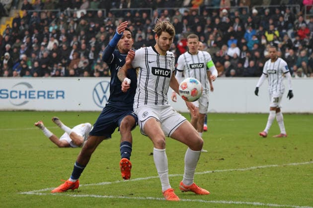 25.01.2026, Fussball, Herren, 2. Bundesliga, Saison 2025 2026, SV 07 Elversberg - VfL Bochum 1848, Maximilian Rohr (SV 07 Elversberg), Francis Onyeka (VfL Bochum 1848) Elversberg Ursapharm-Arena an der Kaiserlinde Saarland Deutschland (DEU)