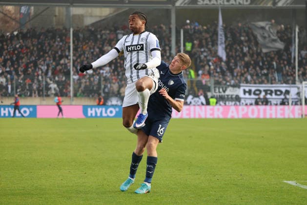 25.01.2026, Fussball, Herren, 2. Bundesliga, Saison 2025 2026, SV 07 Elversberg - VfL Bochum 1848, Jarzinho Malanga (SV 07 Elversberg), Callum Marshall (VfL Bochum 1848) Elversberg Ursapharm-Arena an der Kaiserlinde Saarland Deutschland (DEU)
