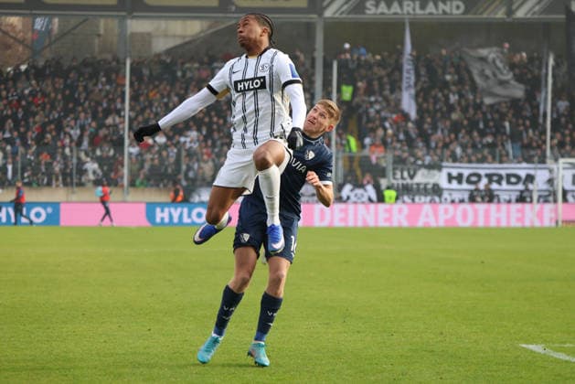 25.01.2026, Fussball, Herren, 2. Bundesliga, Saison 2025 2026, SV 07 Elversberg - VfL Bochum 1848, Jarzinho Malanga (SV 07 Elversberg), Callum Marshall (VfL Bochum 1848) Elversberg Ursapharm-Arena an der Kaiserlinde Saarland Deutschland (DEU)