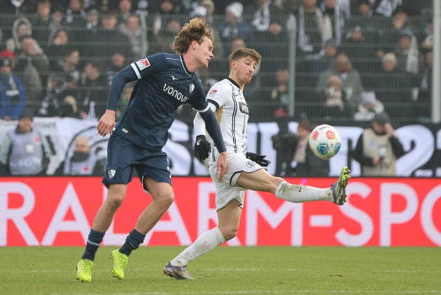25.01.2026, Fussball, Herren, 2. Bundesliga, Saison 2025 2026, SV 07 Elversberg - VfL Bochum 1848, Lukas Petkov (SV 07 Elversberg), Mats Pannewig (VfL Bochum 1848) Elversberg Ursapharm-Arena an der Kaiserlinde Saarland Deutschland (DEU)
