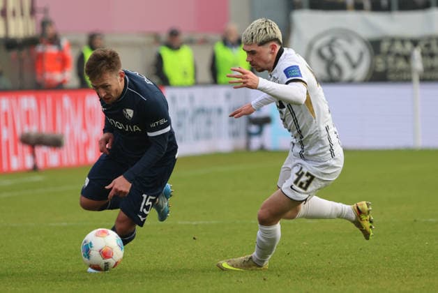 25.01.2026, Fussball, Herren, 2. Bundesliga, Saison 2025 2026, SV 07 Elversberg - VfL Bochum 1848, Felix Keidel (SV 07 Elversberg), Felix Passlack (VfL Bochum 1848) Elversberg Ursapharm-Arena an der Kaiserlinde Saarland Deutschland (DEU)