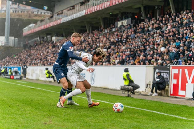 25.01.2026, xdaymx, Fussball 2.Bundesliga, SV Elversberg - VfL Bochum Nicholas Mickelson (Elversberg) im Zweikampf mit Leandro-Noel Morgalla (Bochum) (DFL DFB REGULATIONS PROHIBIT ANY USE OF PHOTOGRAPHS as IMAGE SEQUENCES and or QUASI-VIDEO) Elversberg