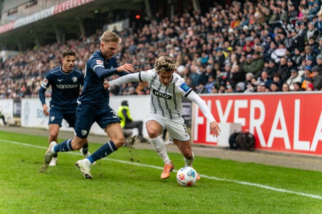 25.01.2026, xdaymx, Fussball 2.Bundesliga, SV Elversberg - VfL Bochum Nicholas Mickelson (Elversberg) im Zweikampf mit Leandro-Noel Morgalla (Bochum) (DFL DFB REGULATIONS PROHIBIT ANY USE OF PHOTOGRAPHS as IMAGE SEQUENCES and or QUASI-VIDEO) Elversberg