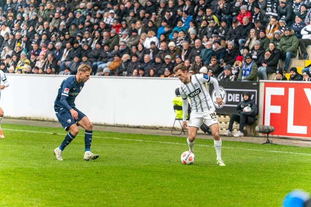 25.01.2026, xdaymx, Fussball 2.Bundesliga, SV Elversberg - VfL Bochum vl. Leandro-Noel Morgalla (Bochum) im Zweikampf mit Tom Zimmerschied (Elversberg) (DFL DFB REGULATIONS PROHIBIT ANY USE OF PHOTOGRAPHS as IMAGE SEQUENCES and or QUASI-VIDEO) Elversberg