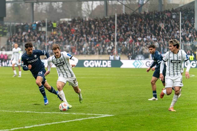 25.01.2026, xdaymx, Fussball 2.Bundesliga, SV Elversberg - VfL Bochum Tom Zimmerschied dribbelt sich am 16er durch (Elversberg) (DFL DFB REGULATIONS PROHIBIT ANY USE OF PHOTOGRAPHS as IMAGE SEQUENCES and or QUASI-VIDEO) Elversberg