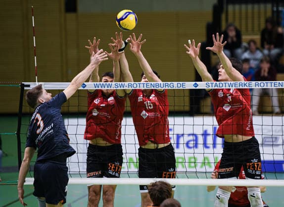 Volleyball 2. Bundesliga Saison 2025 2026 TV Rottenburg - TSV Muehldorf 24.01.2026 Thomas Brandstetter (li, TSV Muehldorf) gegen Block TV Rottenburg; Milan Kvrzic, Philipp Friedrich und David Dornauf (v.li.)