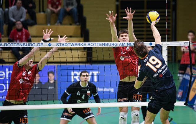 Volleyball 2. Bundesliga Saison 2025 2026 TV Rottenburg - TSV Muehldorf 24.01.2026 Philipp Friedrich (li, TV Rottenburg) und David Dornauf (2.v.re, TV Rottenburg)