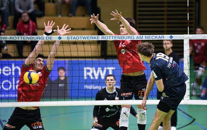 Volleyball 2. Bundesliga Saison 2025 2026 TV Rottenburg - TSV Muehldorf 24.01.2026 Philipp Friedrich (li, TV Rottenburg) und Timon Schippmann (Mitte, TV Rottenburg)