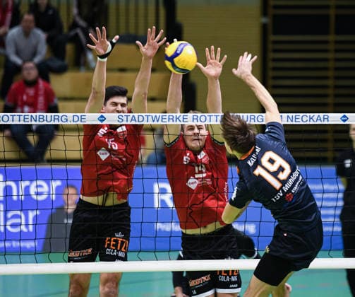 Volleyball 2. Bundesliga Saison 2025 2026 TV Rottenburg - TSV Muehldorf 24.01.2026 Philipp Friedrich (li, TV Rottenburg) und Timon Schippmann (Mitte, TV Rottenburg)