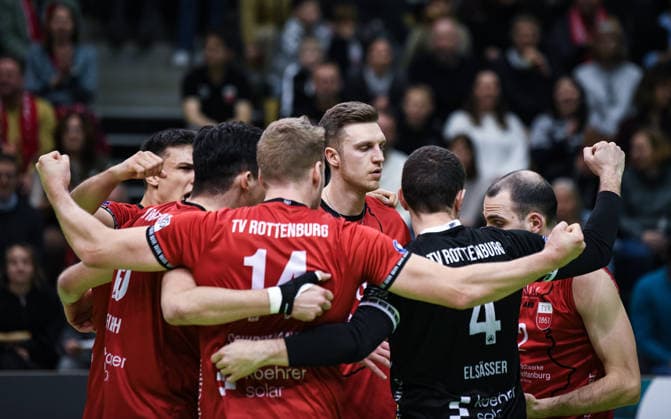 Volleyball 2. Bundesliga Saison 2025 2026 TV Rottenburg - TSV Muehldorf 24.01.2026 TEAMJUBEL TV Rottenburg; Milan Kvrzic, Philipp Friedrich, Timon Schippmann, Maik Trautmann, Jakob Elsaesser und Moritz Rauber (v.li.)