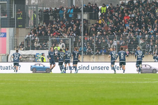25.01.2026, xdaymx, Fussball 2.Bundesliga, SV Elversberg - VfL Bochum Torschütze Mats Pannewig (Bochum) lässt sich von seinen Mitspielern feiern (DFL DFB REGULATIONS PROHIBIT ANY USE OF PHOTOGRAPHS as IMAGE SEQUENCES and or QUASI-VIDEO) Elversberg