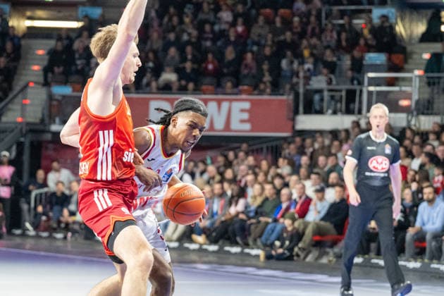 Justus Hollatz 21 (FC Bayern Basketball) im Zweikampf mit Marcus Carr 5 (Fitness First Wuerzburg Baskets), FC Bayern Basketball vs. Fitness First Wuerzburg Baskets, BBL, Hauptrunde, 25.01.2026 Muenchen Bayern Deutschland