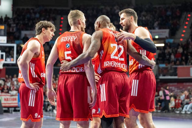 Team FC Bayern Basketball steht zusammen und beraet sich, FC Bayern Basketball vs. Fitness First Wuerzburg Baskets, BBL, Hauptrunde, 25.01.2026 Muenchen Bayern Deutschland