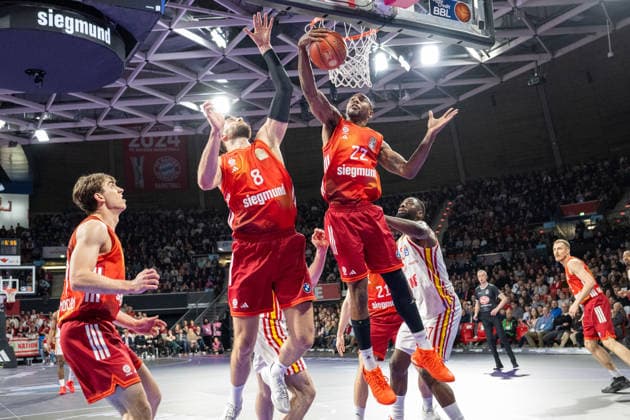 Leon Kratzer 8 (FC Bayern Basketball), Isiaha Mike 22 (FC Bayern Basketball), Eddy Edigin 27 (Fitness First Wuerzburg Baskets), FC Bayern Basketball vs. Fitness First Wuerzburg Baskets, BBL, Hauptrunde, 25.01.2026 Muenchen Bayern Deutschland
